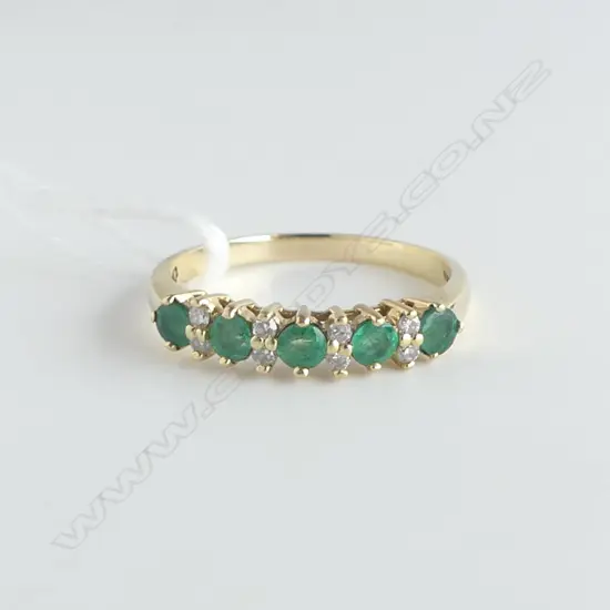 18CT GOLD DIAMOND AND EMERALD BAND 3.13gm size R