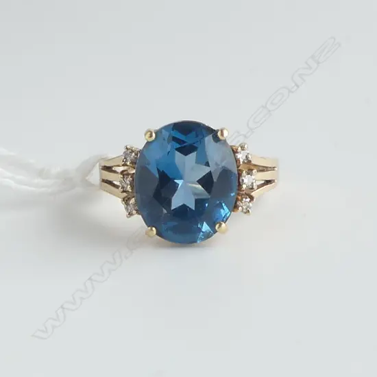 14CT GOLD DIAMOND AND TOPAZ RING 4.41gm  SIZE M