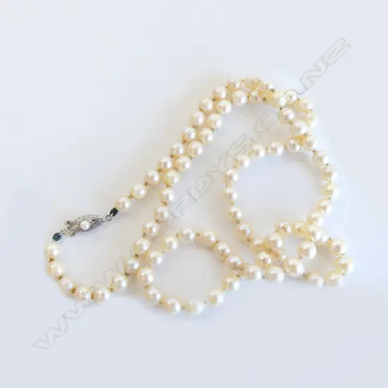 STRING 'TOYOMOTO' CULTURED PEARLS w SILVER CLASP