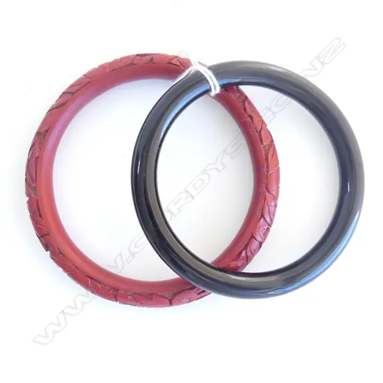 CINNABAR LACQUER BANGLE & BLACK GLASS BANGLE