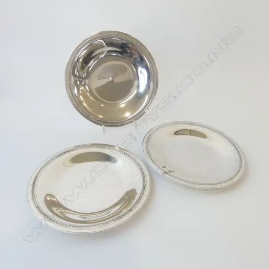 3 EGYPTIAN 900 SILVER PLATES 180mm dia 557gms