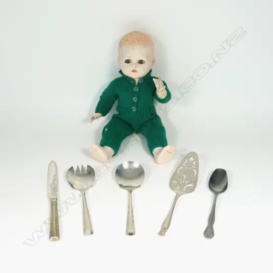 NZ PEDIGREE DOLL H.400mm + 5 PCES EP CUTLERY
