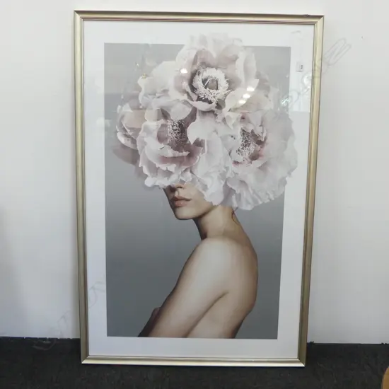 LG MODERN PRINT - WOMAN w. FLOWER HEAD 1140x740mm FRAME FAULTED