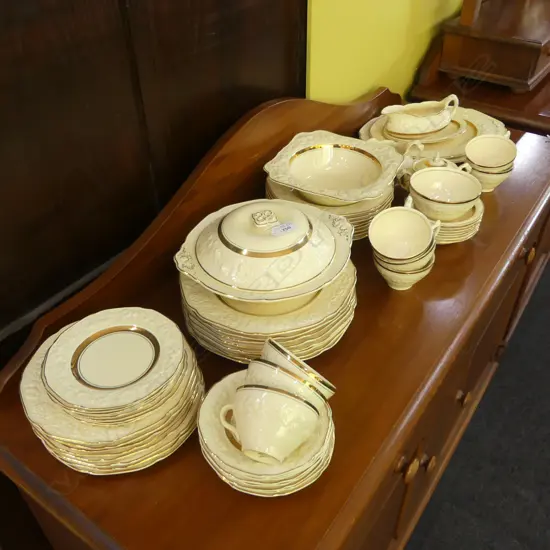 CROWN DUCAL DINNER SERVICE INLC. 8 DINNER PLATES ETC