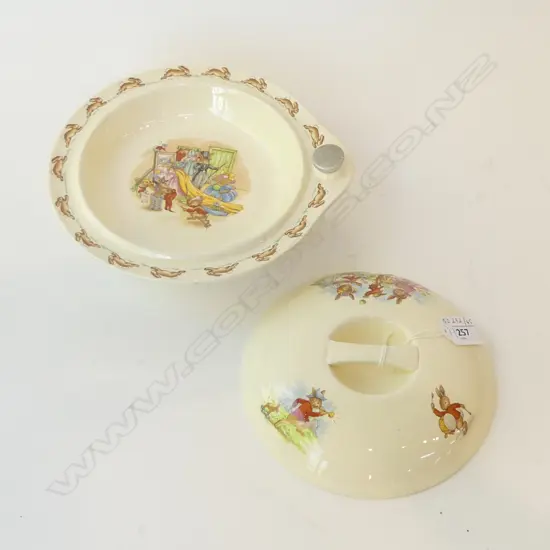 1950’S BUNNYKINS ROYAL DOULTON LIDDED HOT WATER BOWL COMPLETE WITH SEAL (FILL WITH WATER TO KEEP FOOD WARM) L.23CM