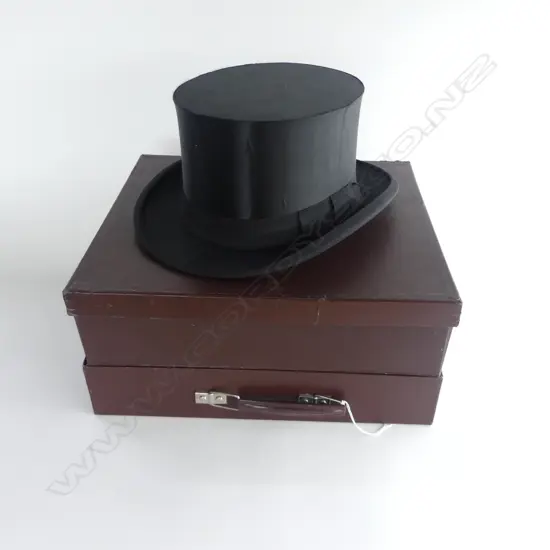 A FINE COLLAPSIBLE TOP HAT, SILK IN ORIGINAL CARRY BOX