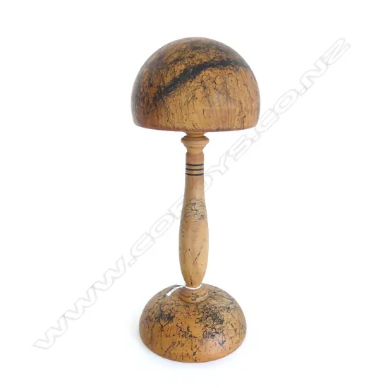WOODEN HAT BLOCK STAND L.38CM 