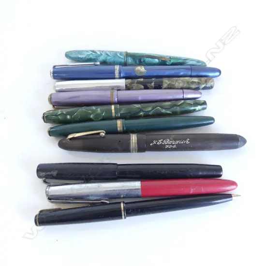 10 VINTAGE FOUNTAIN PENS: PARKER ETC 