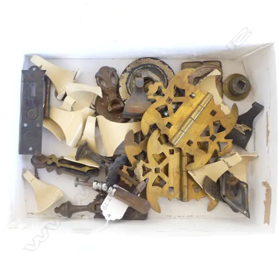 BOX OF 34 PIECES VINTAGE DRAWER HANDLES, PICTURE RAIL HOOKS, KEY ESCUTCHEONS, BRASS HINGES ETC D.130MM