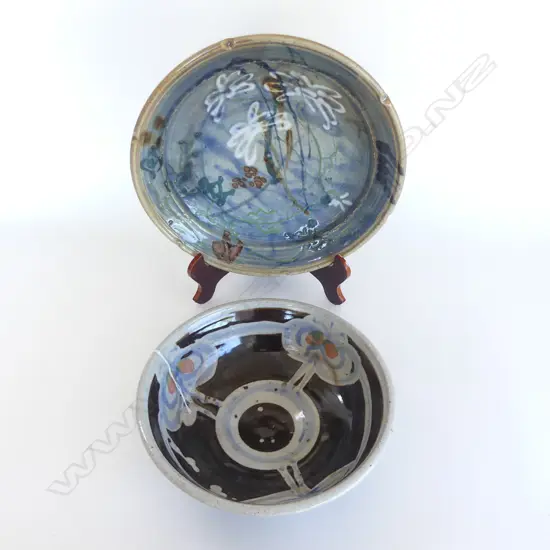 2 PCS NZ STUDIO POTTERY, LRG DISH w CENTRAL FLORAL DESIGN, DIA.340mm & GLAZED BOWL w ORGANIC DESIGN, H.280mm