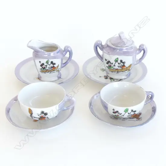 1930’S MICKEY MOUSE LUSTRE WARE CHINA TEA SET MADE IN JAPAN 2 X CUPS/SAUCERS/PLATES, MILK JUG & LIDDED SUGAR BOWL D.95MM