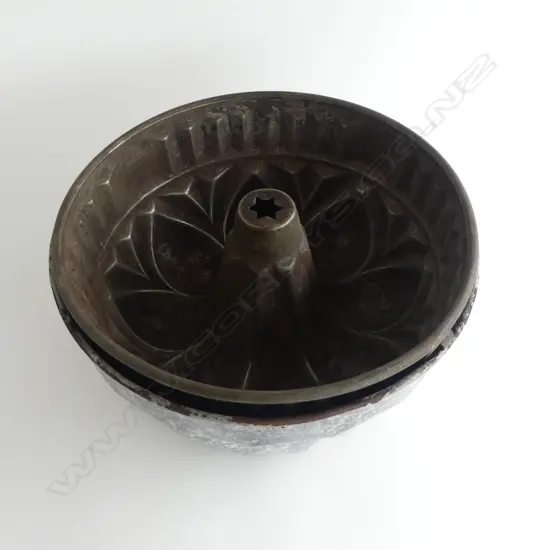 2 19thc BAKING PANS, COPPER & ENAMEL