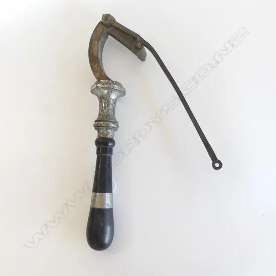 AN ANTIQUE BEER PUMP PULL WITH WOODEN HANDLE MAKER W.H. HEATH LONDON L.47CM