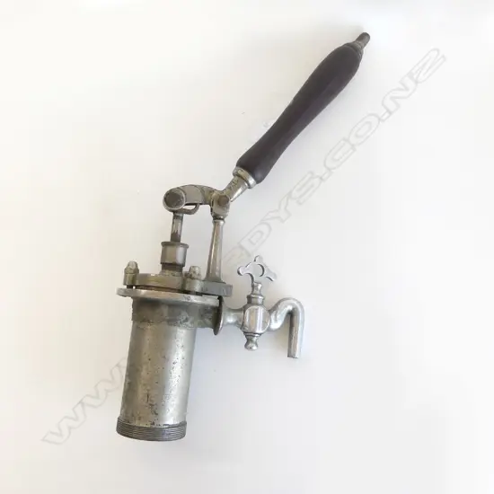AN ANTIQUE BEER ENGINE HANDPUMP FOR TRADITIONAL ALE FLASKS COMPLETE WITH PULL HANDLE AND DISPENSING TAP L.44CM
