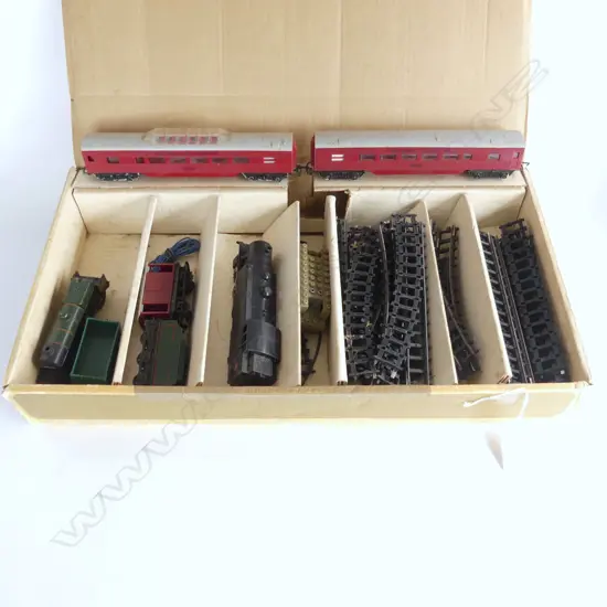 (24636) VINTAGE MODEL ELECTRIC TRAIN WITH TRACKS 2x engines Tri-ang etc