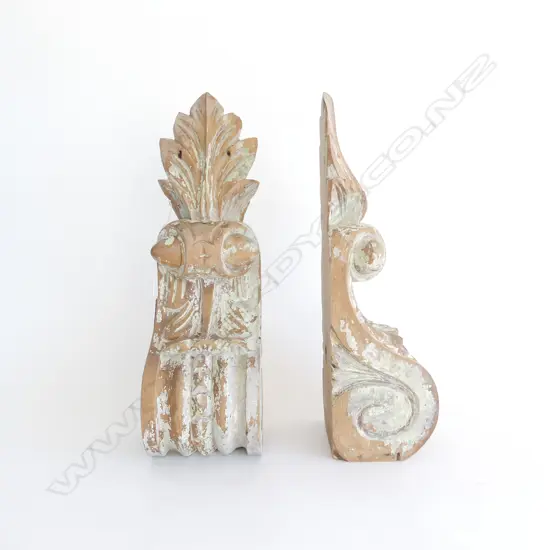 PR NZ COLONIAL CARVED CORBULS DISTRESSED PAINT FINISH H.400mm