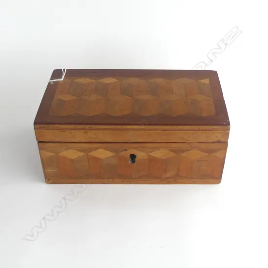 NZ COLONIAL NATIVE TIMBERS KAURI INLAID BOX WITH GEOMETRIC PATTERN L. 23CM