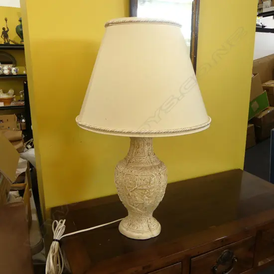 LG WHITE TABLE LAMP; ORIENTAL RESIN BASE H.755mm