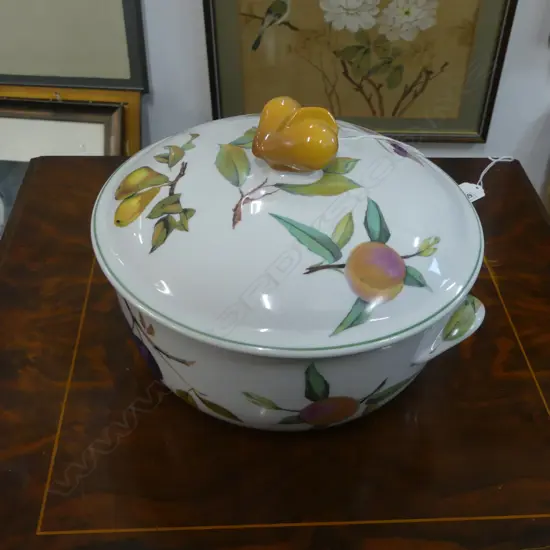 ROYAL WORCESTER EVESHAM VALE LIDDED TUREEN 220mm dia