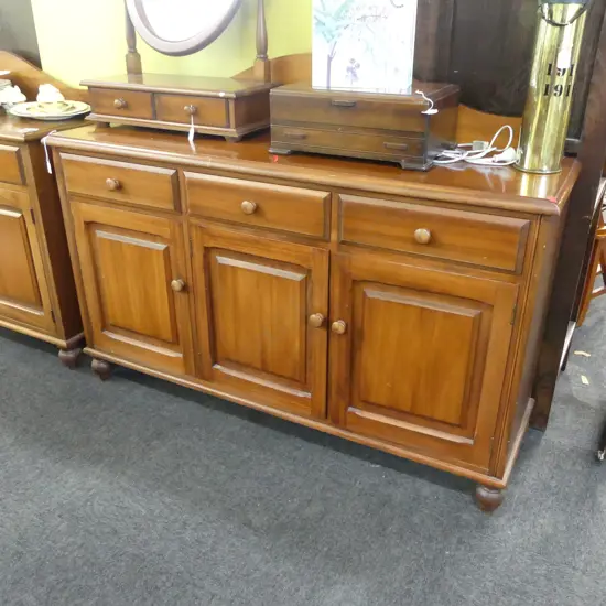 VICTORIAN STYLE SIDEBOARD 1270x465x1100mm