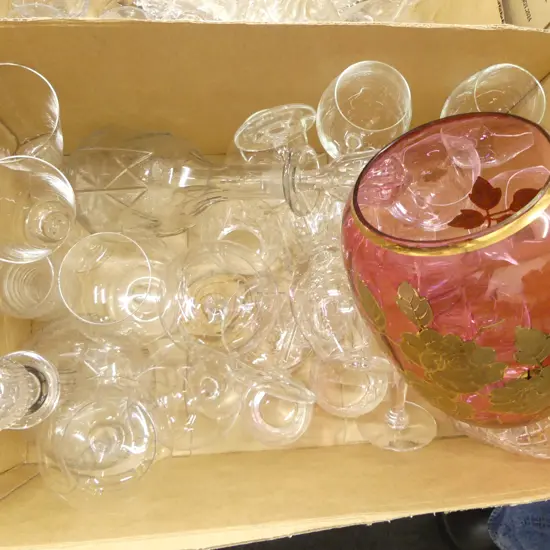 ASST. DRINKING GLASSES, 2 DECANTERS, PINK GLASS VASE H.230mm