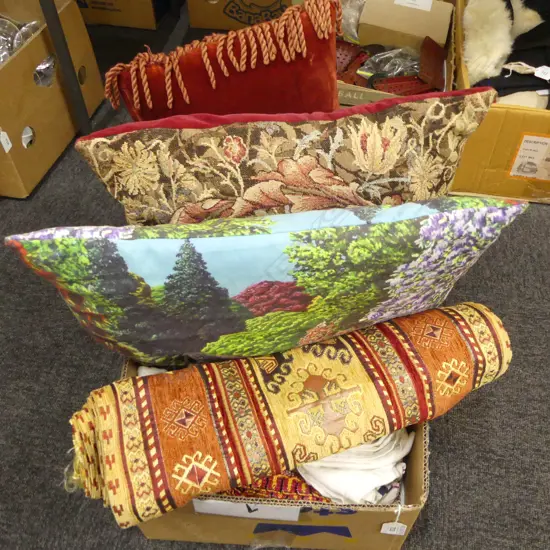 BOX LOT 3 CUSHIONS LINEN ETC