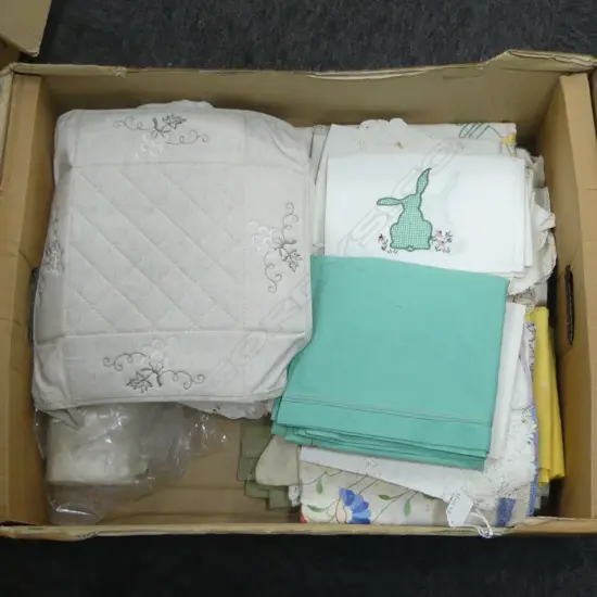 BOX LOT VINTAGE LINEN