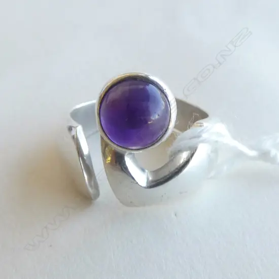STG SILVER & CABOCHON AMETHYST RING BY JENS HANSEN NELSON 8.4grms (SIZE P APPROX)
