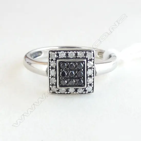ST. SILVER & BLACK/WHITE DIAMOND RING 2.37gms SIZE P