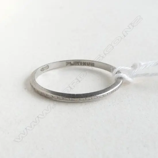 VINTAGE PLATINUM BAND showing wear 1.8gms SIZE Q
