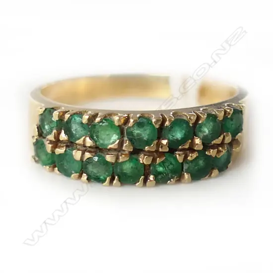 14CT Y/GOLD & 14 ROUND FACET-CUT EMERALD RING stones showing wear, 3.19gm, SIZE M