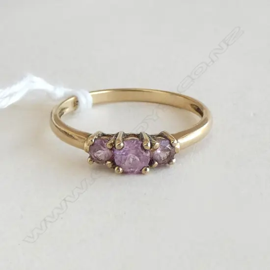 9CT GOLD AND PINK STONE RING 1.82gms SIZE Q