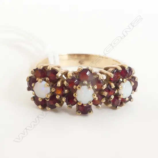 VINTAGE 9ct 3 OPAL & MULTI GARNET 3 CLUSTER RING 3.56gms SIZE M