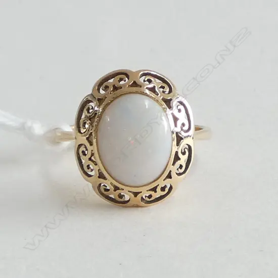 14CT  MILK OPAL DRESS RING, 3.1gms SIZE M