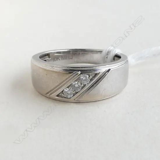 10CT WHITE GOLD AND DIAMOND WEDDER 2.82gms size N