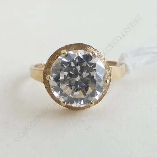 9ct YELLOW GOLD & LGE FAUX DIAMOND (small chip to culet) RING 3.24gms SIZE P
