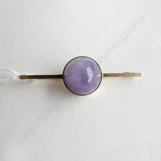 14CT BAR BROOCH w. CABOCHON AMETHYST W.50mm, 6.4gms