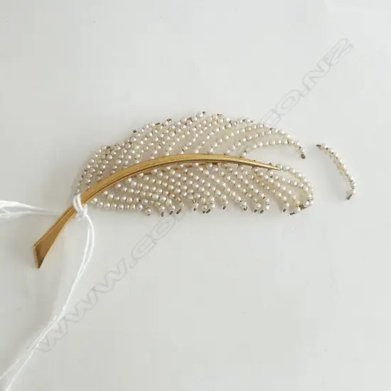COSTUME SEED PEARL FEATHER BROOCH W.85mm small fault