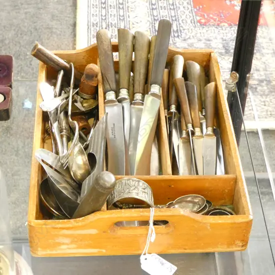 TRAY OF VINTAGE CUTLERY: ANTLER & WOOD HANDLED KNIVES ETC. SILVER & SILVER PLATE PCES INCLUDED