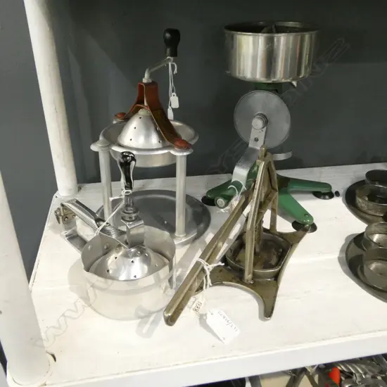 1888/2483/1931/1304  4 VINTAGE HAND OPERATED JUICE EXTRACTORS 270MM TALLEST