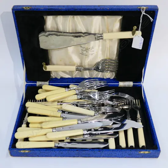 CASED FISH SET + SERVERS