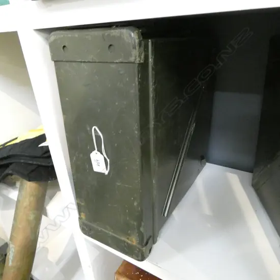 VINTAGE MILITARY GREEN PAINTED LGE AMMUNITIONS BOX rubber sealed 2 handled lid 370 x 145 x 350mm