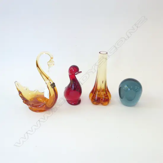 4 PCES ART GLASS; ORANGE VASE, 2 BIRDS (1 WHITEFRIARS) H.200mm, OWL PAPERWEIGHT