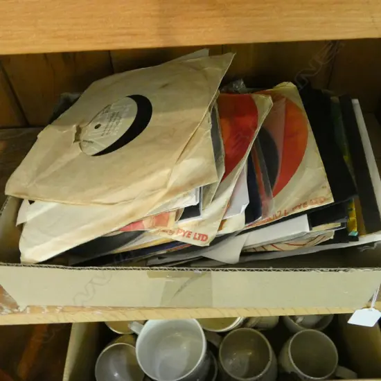 ASST LP 45s; THE BEATLES, MAORI TROUBADOURS, FRANKIE DAVIDSON etc