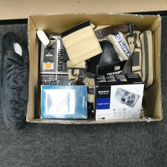 3 CAMERAS:OLYMPUS OM10 + POLAROID SUPERCOLOR 670AF boxed + SONY CYBER-SHOT + photo tent + extras