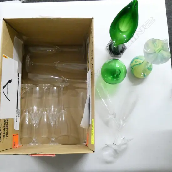 WINE GLASSES, 2 GREEN VASES