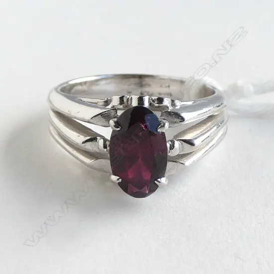 SILVER AND RED STONE RING 3.71gm SIZE L