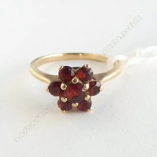 9ct GOLD GARNET CLUSTER RING 2.27gms SIZE L