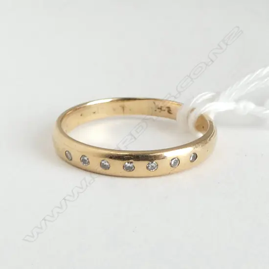 9ct  7 DIAMOND SET BAND 1.4gm SIZE L