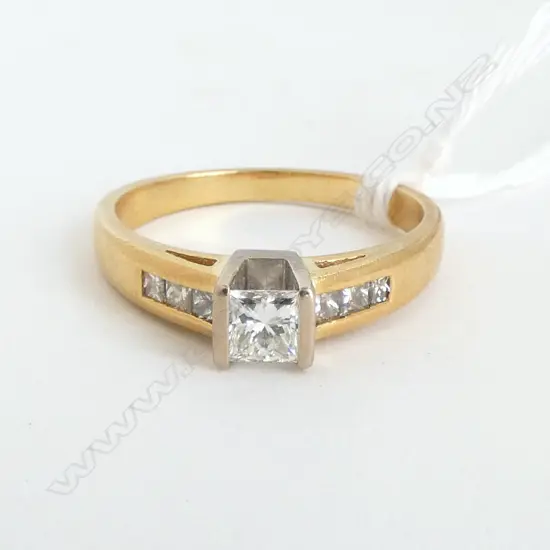 18ct PRINCESS CUT DIAMOND ENGAGEMENT RING (D=0.80ct TOTAL) 5.4gm SIZE S